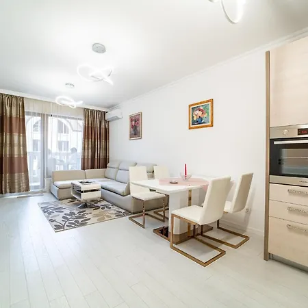 Grand Karavel Top Center Lux Apartment Varna